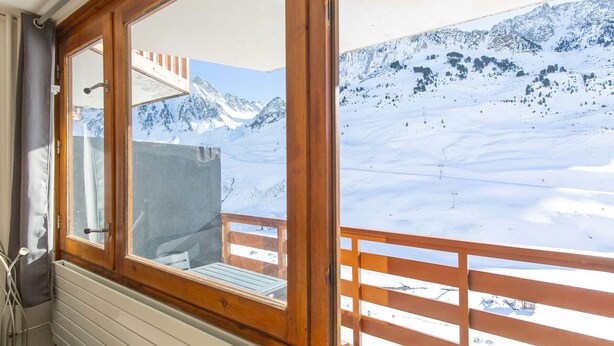 A room with a large window overlooking a snowy mountain landscape. - Studio 4 ppl, south balcony, dishwasher, pets allowed (La Mongie)
