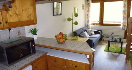 Cozy Studio for 4 with South-Facing Balcony, Dishwasher, Ski Storage, and Stunning Mountain Views