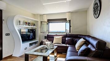 Een televisie en boeken