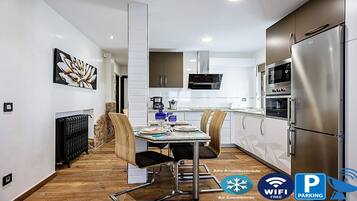 Een koelkast, een magnetron, een oven, een kookplaat