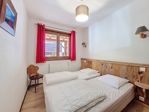 4 bedrooms, iron/ironing board
