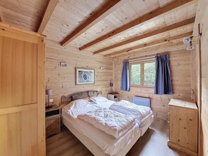 2 bedrooms, iron/ironing board, free WiFi