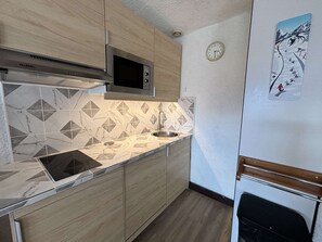 Microwave, dishwasher, toaster - Central Studio for 4 in L'Alpe d'Huez with Ski-in/Ski-out Access (Huez)