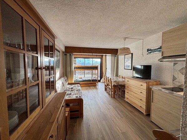 TV - Central Studio for 4 in L'Alpe d'Huez with Ski-in/Ski-out Access (Huez)