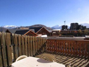 Outdoor dining - Central Studio for 4 in L'Alpe d'Huez with Ski-in/Ski-out Access (Huez)