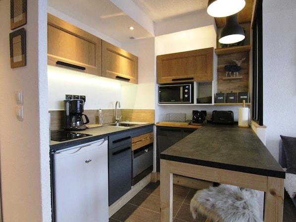 Microwave, dishwasher, coffee/tea maker, toaster