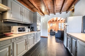 Een koelkast, een microgolfoven, een oven, een vaatwasser