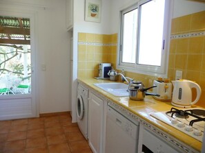 Microwave, oven, dishwasher, coffee/tea maker