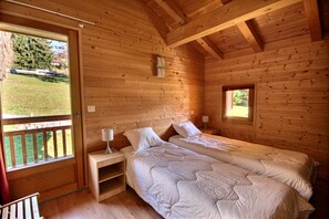 6 bedrooms, iron/ironing board, free WiFi
