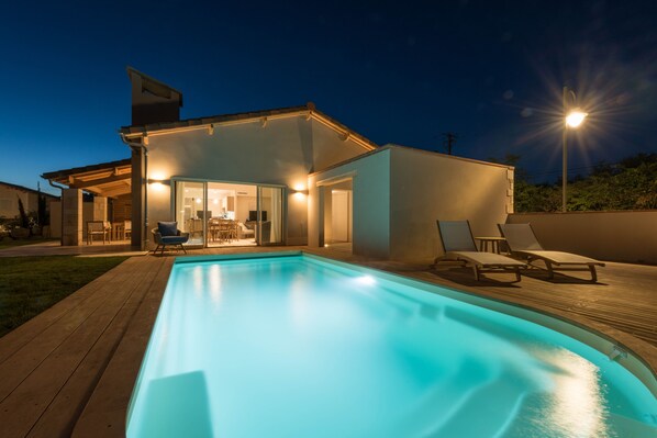 A heated pool - VILLA CASTELNAU 1 - PRIVATE SWIMMING POOL (Castelnau De Montmiral)