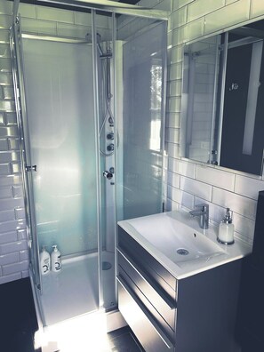 Suite, privat bad | Bad | Hårføner og håndklær