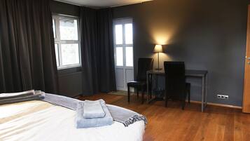 Suite - privat badeværelse | Individuelt design, individuel indretning, skrivebord