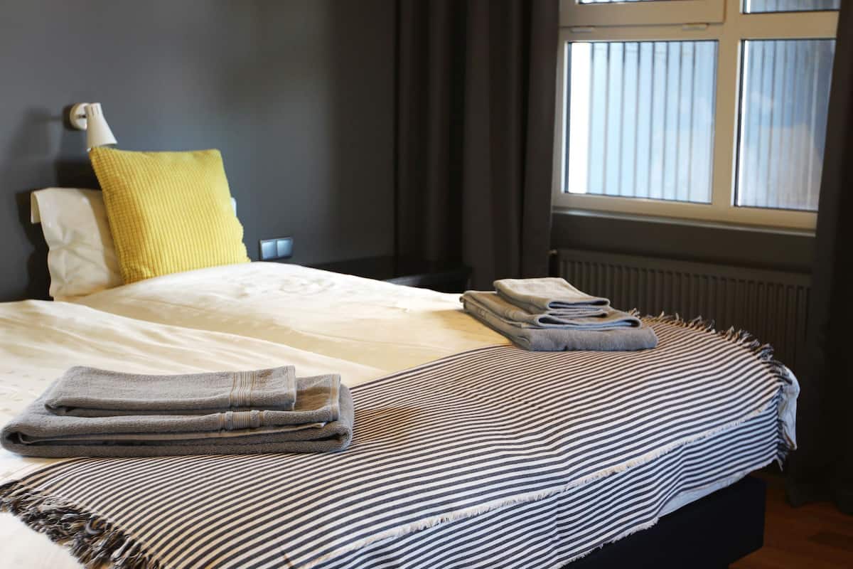 1 habitación, decoración personalizada, muebles diferentes y escritorio