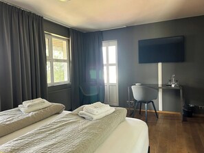 스위트, 전용 욕실 | 각각 다른 스타일의 인테리어, 각각 다르게 가구 비치, 책상, 노트북 작업 공간