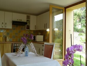 Microwave, oven, coffee/tea maker, toaster - La Cascade - VILLECROZE (VILLECROZE)