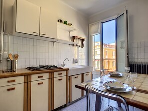 冷蔵庫、電子レンジ、コーヒー / ティーメーカー、電気ポット