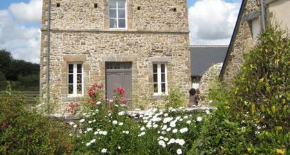 Charming 17th-Century Home: Private Courtyard, Game Room, and Pet-Friendly