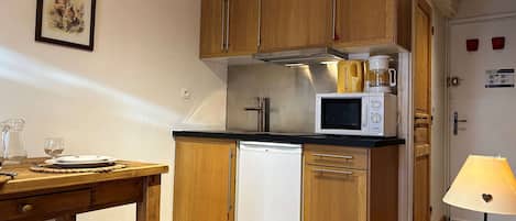 Fridge, oven, stovetop