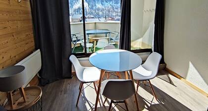 Renovated 2-Room Ski-in/Ski-out, South-Facing Balcony, Close to Shops and Activities