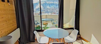 Renovated 2-Room Ski-in/Ski-out, South-Facing Balcony, Close to Shops and Activities