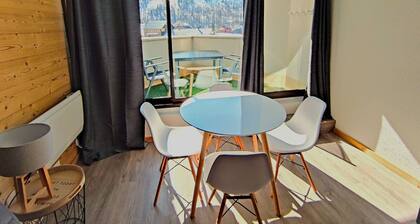 Appartement Rénové 2P avec Balcon Sud, Front de Neige, au Pied des Pistes