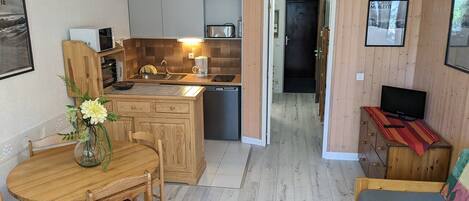 冷蔵庫、オーブン、食器洗い機、調理器具と食器