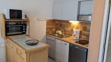 Refrigerador, horno, lavavajillas y utensilios de cocina