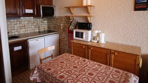 Unclassified image, 3 of 15, button - Renovated studio cabin at the foot of the slopes, balcony, parking – Auris en Oisans (Auris)