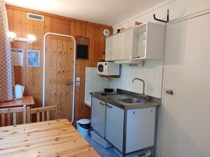 Réfrigérateur, micro-ondes, cafetiÚre/bouilloire, grille-pain