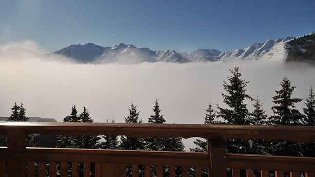 A mountain landscape with snow-covered peaks and a wooden railing in the foreground. - 3-room apartment, 6 pers, 70m², Vieil Alpe, Alpe d'Huez, pets OK (Huez)