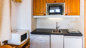 Kaffetrakter/tekoker, kjøleskap, mikrobølgeovn og ovn
