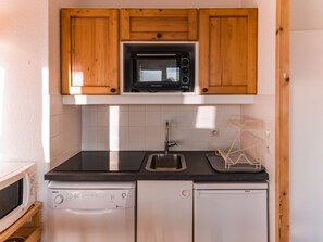 Een koelkast, een microgolfoven, een oven, een vaatwasser