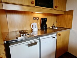 KylskÄp, mikrovÄgsugn, diskmaskin och kaffe- och tebryggare