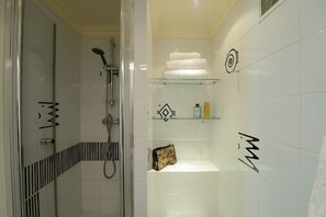 Een douche, een haardroger, handdoeken