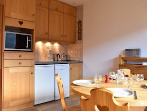 Coffee/tea maker, fridge, stovetop, dishwasher