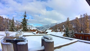Un paisaje montañoso nevado con edificios y árboles.