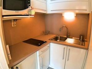 Microonde, piano cottura, macchina per tè/caffè