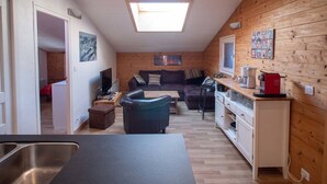 A compact living space with a kitchenette, a sofa, a dining area, and a small kitchen. - Spacious apartment in Valmorel, 11 beds, 4 rooms, ski locker (Valmorel)