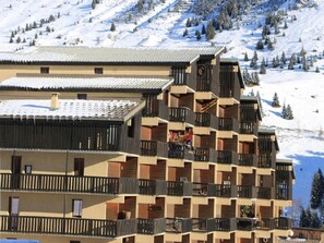 Exterior - Studio cabin, sleeps 4, ski-in/ski-out, near shops, balcony, mountain views (Auris)