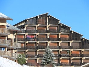 Exterior - Studio cabin, sleeps 4, ski-in/ski-out, near shops, balcony, mountain views (Auris)