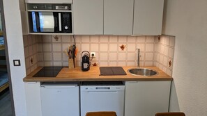 Kühlschrank, Ofen, Geschirrspüler, Kochgeschirr/Geschirr/Besteck