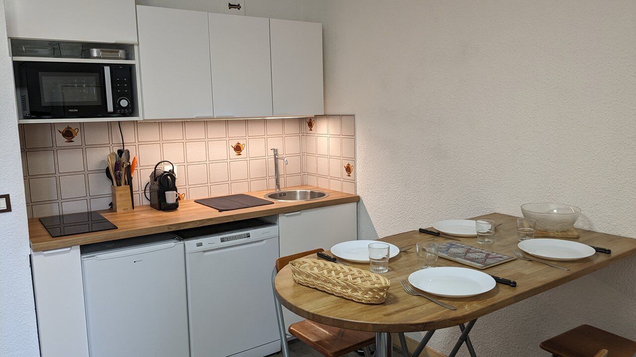 Refrigerador, horno, lavavajillas, utensilios de cocina