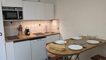 Refrigerador, horno, lavavajillas, utensilios de cocina