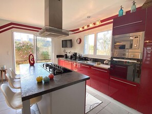 Dishwasher - Charming Beachside House with Garden, Terrace, and Free WIFI on Ile Grande (Pleumeur-Bodou)