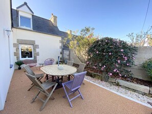 Outdoor dining - Charming Beachside House with Garden, Terrace, and Free WIFI on Ile Grande (Pleumeur-Bodou)