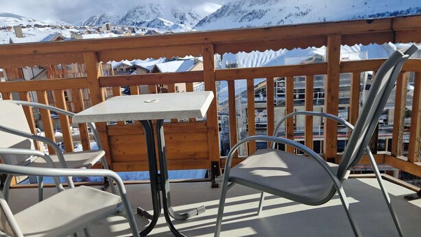 Outdoor dining - Cozy studio for 4 in L'Alpe d'Huez, near slopes, pets welcome (Huez)