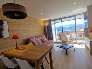 Living area - Cozy studio for 4 in L'Alpe d'Huez, near slopes, pets welcome (Huez)