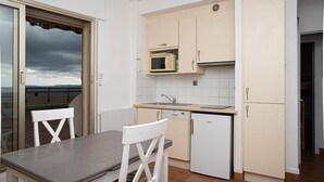 Kjøleskap, mikrobølgeovn, ovn og oppvaskmaskin