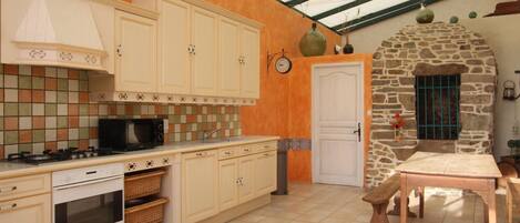 Réfrigérateur, micro-ondes, lave-vaisselle, cafetière/bouilloire