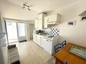Kühlschrank, Mikrowelle, Ofen, Herdplatte